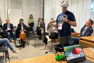 Paul Smyth Deomstrating His VR Learning Space At The Smartfeld Conference In St.Gallen