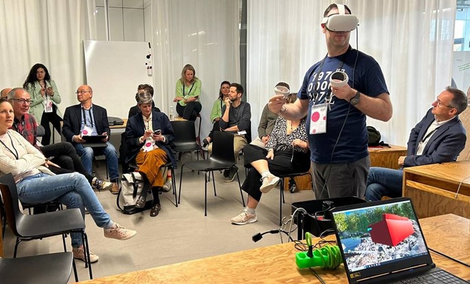 Paul Smyth Deomstrating His VR Learning Space At The Smartfeld Conference In St.Gallen